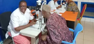 bouake-5000-malades-dhernie-et-de-cataracte-soulages-par-le-maire-amadou-kone