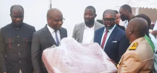 prise-en-charge-medicale-des-patients-le-chr-dagboville-recoit-un-important-lot-de-materiel-biomedical