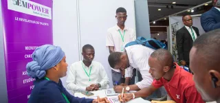 foire-nationale-de-lemploi-et-du-recrutement-les-entreprises-se-mettent-a-la-disposition-des-jeunes