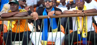 sporting-club-de-gagnoa-apres-la-demission-de-quatre-actionnaires-tommy-nyckoss-sort-de-sa-reserve-devant-les-supporteurs