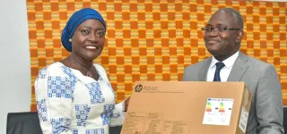 capacite-operationnelle-de-lufr-sciences-humaines-a-cocody-pr-mariatou-kone-fait-don-de-materiels