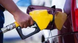 le gouvernement baisse le prix du carburant
