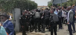 proces-de-dame-valerie-yapo-contre-tidjane-thiam-et-son-parti-la-police-refoule-des-deputes-au-palais-de-justice