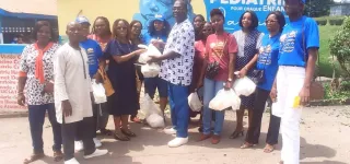 hopital-general-dagboville-les-etoiles-du-lycee-moderne-3-offrent-des-packs-aux-nourrices