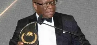nuit-des-ebony-2024-yves-zogbo-le-presentateur-mythique-recompense-pour-30-ans-de-loyaux-services-a-la-ceremonie-des-ebony