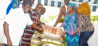 district-des-lacs-la-ministre-gouverneur-dr-raymonde-goudou-coffie-offre-des-centaines-de-de-riz-aux-mutuelles-de-developpement