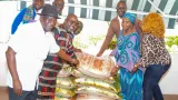 district des lacs la ministre gouverneur dr raymonde goudou coffie offre des centaines de de riz aux mutuelles de developpement