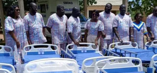 action-sociale-long-affilie-equipe-le-csr-de-eboko-avec-des-lits-dhospitalisation