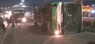 accident-sur-lechangeur-macaci-un-bus-de-la-sotra-implique