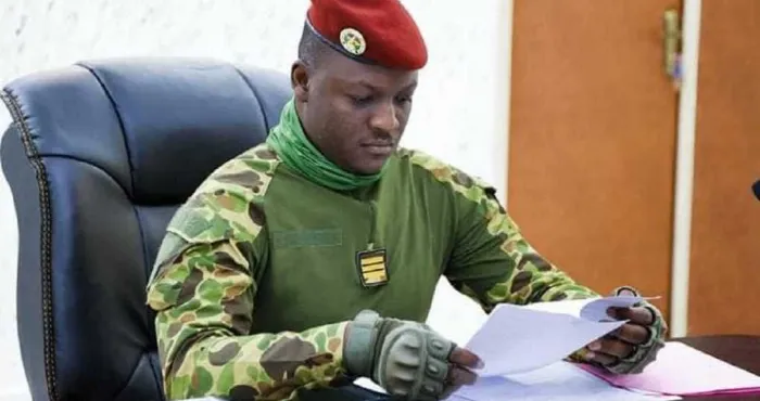 le-capitaine-ibrahim-traore-du-faso-la-guerre-imaginaire-contre-la-presse