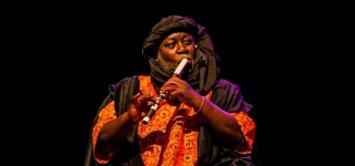 la-ministre-francoise-remarck-a-celebre-les-35-ans-de-carriere-de-bomou-bassa-pere-de-didi-b-entouree-du-rappeur-et-de-bomou-mamadou