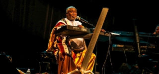 la-ministre-francoise-remarck-a-celebre-les-35-ans-de-carriere-de-bomou-bassa-pere-de-didi-b-entouree-du-rappeur-et-de-bomou-mamadou