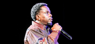 la-ministre-francoise-remarck-a-celebre-les-35-ans-de-carriere-de-bomou-bassa-pere-de-didi-b-entouree-du-rappeur-et-de-bomou-mamadou