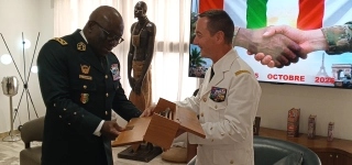 photos-le-general-darmees-lassina-doumbia-a-recu-son-homologue-francais-hier-a-letat-major