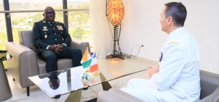 photos-le-general-darmees-lassina-doumbia-a-recu-son-homologue-francais-hier-a-letat-major