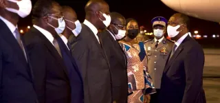 le-president-de-la-republique-a-regagne-abidjan-apres-le-sommet-sur-le-financement-des-economies-africaines-a-paris