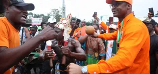 depot-de-candidature-de-ouattara-une-mobilisation-exceptionnelle-des-militants-du-rhdp-a-la-cei