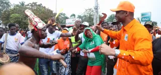 depot-de-candidature-de-ouattara-une-mobilisation-exceptionnelle-des-militants-du-rhdp-a-la-cei