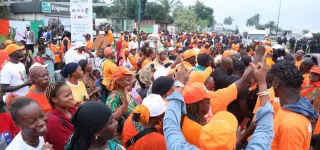 depot-de-candidature-de-ouattara-une-mobilisation-exceptionnelle-des-militants-du-rhdp-a-la-cei