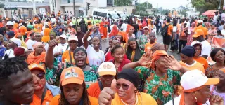 depot-de-candidature-de-ouattara-une-mobilisation-exceptionnelle-des-militants-du-rhdp-a-la-cei