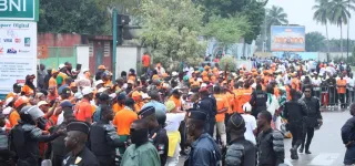 depot-de-candidature-de-ouattara-une-mobilisation-exceptionnelle-des-militants-du-rhdp-a-la-cei