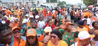 depot-de-candidature-de-ouattara-une-mobilisation-exceptionnelle-des-militants-du-rhdp-a-la-cei