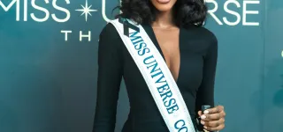 miss-univers-2025-olivia-yace-fait-honneur-au-drapeau-ivoirien-en-thailande