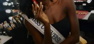 miss-univers-2025-olivia-yace-fait-honneur-au-drapeau-ivoirien-en-thailande