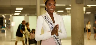 miss-univers-2025-olivia-yace-fait-honneur-au-drapeau-ivoirien-en-thailande