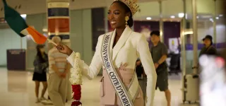 miss-univers-2025-olivia-yace-fait-honneur-au-drapeau-ivoirien-en-thailande