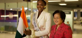 miss-univers-2025-olivia-yace-fait-honneur-au-drapeau-ivoirien-en-thailande