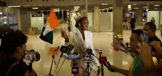 miss-univers-2025-olivia-yace-fait-honneur-au-drapeau-ivoirien-en-thailande