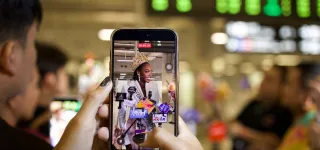 miss-univers-2025-olivia-yace-fait-honneur-au-drapeau-ivoirien-en-thailande