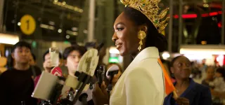 miss-univers-2025-olivia-yace-fait-honneur-au-drapeau-ivoirien-en-thailande