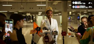 miss-univers-2025-olivia-yace-fait-honneur-au-drapeau-ivoirien-en-thailande