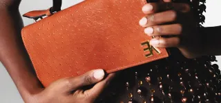 miss-univers-2025-olivia-yace-fait-honneur-au-drapeau-ivoirien-en-thailande