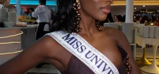 miss-univers-2025-olivia-yace-fait-honneur-au-drapeau-ivoirien-en-thailande