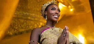 miss-univers-2025-olivia-yace-fait-honneur-au-drapeau-ivoirien-en-thailande