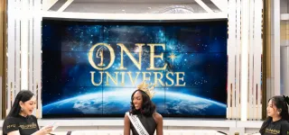 miss-univers-2025-olivia-yace-fait-honneur-au-drapeau-ivoirien-en-thailande