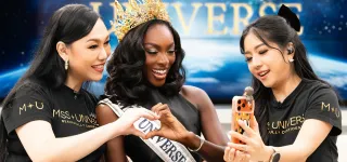 miss-univers-2025-olivia-yace-fait-honneur-au-drapeau-ivoirien-en-thailande
