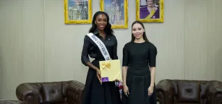 miss-univers-2025-olivia-yace-fait-honneur-au-drapeau-ivoirien-en-thailande