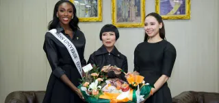 miss-univers-2025-olivia-yace-fait-honneur-au-drapeau-ivoirien-en-thailande