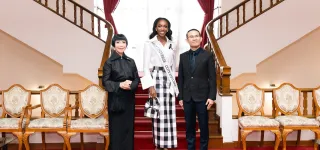 miss-univers-2025-olivia-yace-fait-honneur-au-drapeau-ivoirien-en-thailande