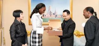 miss-univers-2025-olivia-yace-fait-honneur-au-drapeau-ivoirien-en-thailande