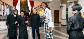 miss-univers-2025-olivia-yace-fait-honneur-au-drapeau-ivoirien-en-thailande