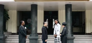 miss-univers-2025-olivia-yace-fait-honneur-au-drapeau-ivoirien-en-thailande