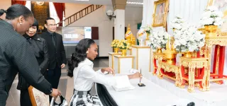 miss-univers-2025-olivia-yace-fait-honneur-au-drapeau-ivoirien-en-thailande