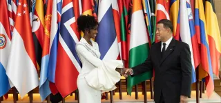 miss-univers-2025-olivia-yace-fait-honneur-au-drapeau-ivoirien-en-thailande