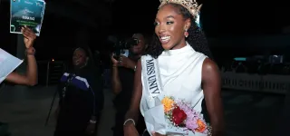 miss-univers-2025-olivia-yace-fait-honneur-au-drapeau-ivoirien-en-thailande