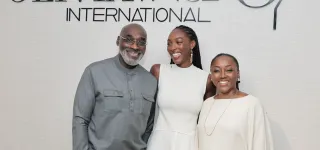 miss-univers-2025-olivia-yace-fait-honneur-au-drapeau-ivoirien-en-thailande